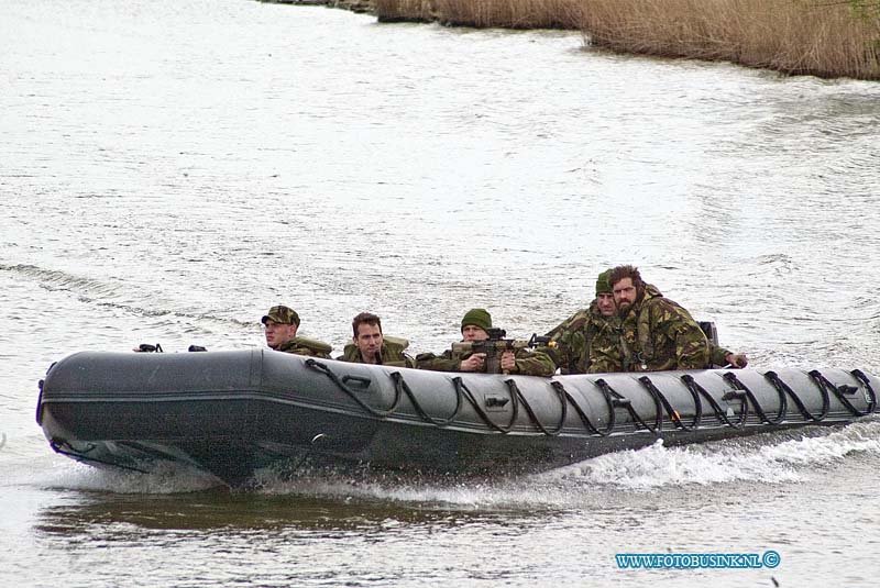 160412614.jpg - DORDRECHT - Op dinsdag 12 april 2016 heeft de Luchtmobiele Brigade van de Koninklijke Landmacht de hele dag oefeningen gehouden met bevooraden van de gevechtsgroepen in de Brabantse biesbosch.De goederen werden in grote rubber boten geladen voor transport.De omgeving van de Oost-haven werd beveiligd door de soldaten.Deze digitale foto blijft eigendom van FOTOPERSBURO BUSINK. Wij hanteren de voorwaarden van het N.V.F. en N.V.J. Gebruik van deze foto impliceert dat u bekend bent  en akkoord gaat met deze voorwaarden bij publicatie.EB/ETIENNE BUSINK