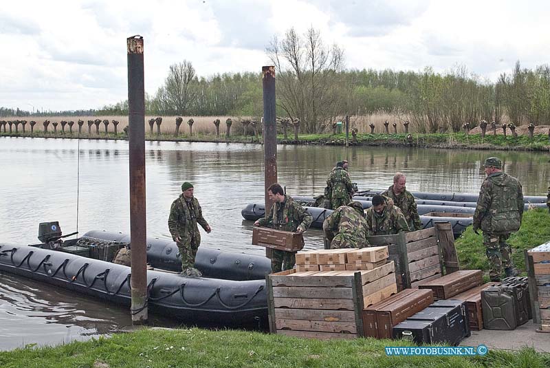 160412630.jpg - DORDRECHT - Op dinsdag 12 april 2016 heeft de Luchtmobiele Brigade van de Koninklijke Landmacht de hele dag oefeningen gehouden met bevooraden van de gevechtsgroepen in de Brabantse biesbosch.De goederen werden in grote rubber boten geladen voor transport.De omgeving van de Oost-haven werd beveiligd door de soldaten.Deze digitale foto blijft eigendom van FOTOPERSBURO BUSINK. Wij hanteren de voorwaarden van het N.V.F. en N.V.J. Gebruik van deze foto impliceert dat u bekend bent  en akkoord gaat met deze voorwaarden bij publicatie.EB/ETIENNE BUSINK