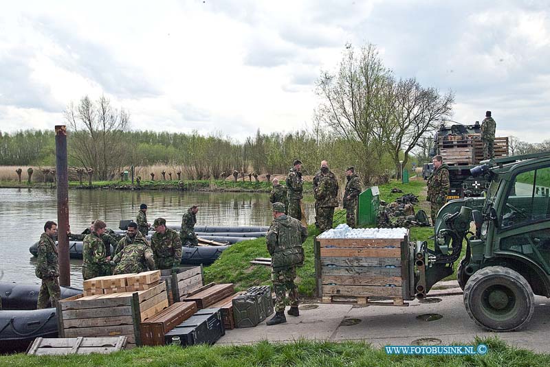 160412640.jpg - DORDRECHT - Op dinsdag 12 april 2016 heeft de Luchtmobiele Brigade van de Koninklijke Landmacht de hele dag oefeningen gehouden met bevooraden van de gevechtsgroepen in de Brabantse biesbosch.De goederen werden in grote rubber boten geladen voor transport.De omgeving van de Oost-haven werd beveiligd door de soldaten.Deze digitale foto blijft eigendom van FOTOPERSBURO BUSINK. Wij hanteren de voorwaarden van het N.V.F. en N.V.J. Gebruik van deze foto impliceert dat u bekend bent  en akkoord gaat met deze voorwaarden bij publicatie.EB/ETIENNE BUSINK