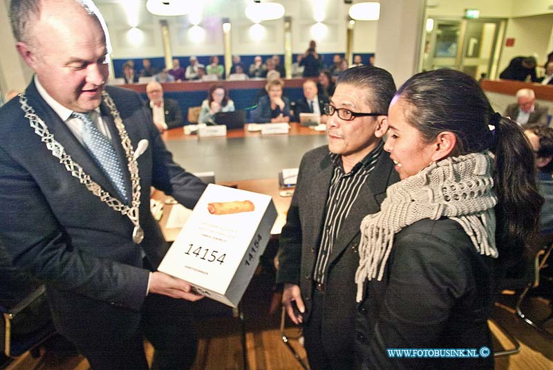 160412663.jpg - DORDRECHT - Op dinsdagavond 12 april 2016 heeft Xuan Trans eigenaar van de loempiakraam aan de Visbrug in Dordrecht meer dan 14000 handtekeningen aan burgemeester Brok om zijn loempiakraam te behouden.Om 20.00 uur werden handtekeningen aangeboden aan burgemeester Brok om Xuan Trans loempiakraam te behouden op de Visbrug. Om 20.15 vergaderde een commissie over de herinrichting daarvan en zal Tran bij de vergadering ook inspreken.De Visbrug behoort tot de locaties met veel potentie en mogelijkheden, die onvoldoende benut zijn. Dat is vastgesteld middels de analyses van de binnenstad. Naar aanleiding van deze conclusies en als vervolg op de eerdere besluitvorming is vanuit het Programma Levendige Binnenstad aan het bureau MTD Landschaps¬architecten opdracht gegeven om een verkennend schetsontwerp te maken voor de Visbrug. In dit raadsvoorstel wordt gevraagd om in te stemmen met de voorgestelde planontwikkeling en het krediet beschikbaar te stellen voor de verdere ontwikkeling en uitvoering van de plannen.De kraam staat al meer dan 30 jaar op de Visbrug volgens veel Dortenaren hoort de kraam op de Visbrug bij Dordrecht.Deze digitale foto blijft eigendom van FOTOPERSBURO BUSINK. Wij hanteren de voorwaarden van het N.V.F. en N.V.J. Gebruik van deze foto impliceert dat u bekend bent  en akkoord gaat met deze voorwaarden bij publicatie.EB/ETIENNE BUSINK