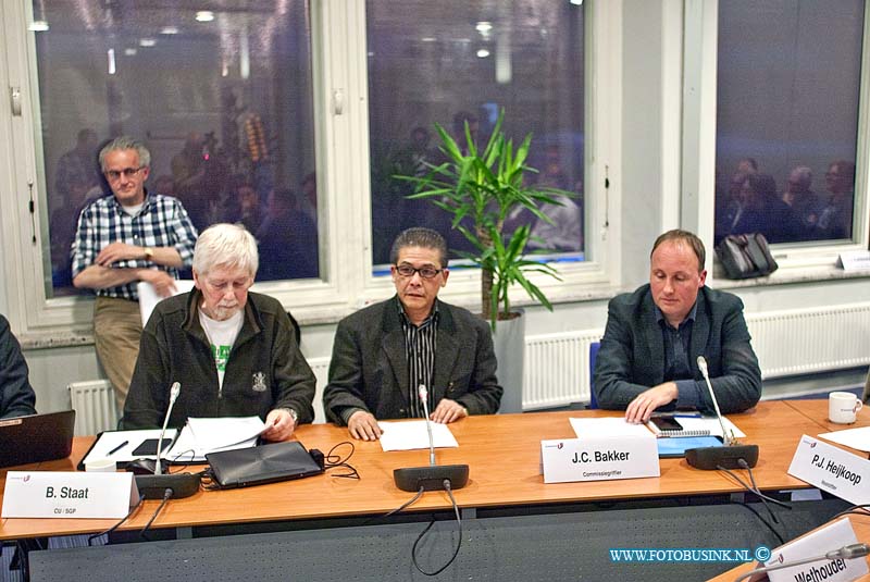 160412688.jpg - DORDRECHT - Op dinsdagavond 12 april 2016 heeft Xuan Trans eigenaar van de loempiakraam aan de Visbrug in Dordrecht meer dan 14000 handtekeningen aan burgemeester Brok om zijn loempiakraam te behouden.Om 20.00 uur werden handtekeningen aangeboden aan burgemeester Brok om Xuan Trans loempiakraam te behouden op de Visbrug. Om 20.15 vergaderde een commissie over de herinrichting daarvan en zal Tran bij de vergadering ook inspreken.De Visbrug behoort tot de locaties met veel potentie en mogelijkheden, die onvoldoende benut zijn. Dat is vastgesteld middels de analyses van de binnenstad. Naar aanleiding van deze conclusies en als vervolg op de eerdere besluitvorming is vanuit het Programma Levendige Binnenstad aan het bureau MTD Landschaps¬architecten opdracht gegeven om een verkennend schetsontwerp te maken voor de Visbrug. In dit raadsvoorstel wordt gevraagd om in te stemmen met de voorgestelde planontwikkeling en het krediet beschikbaar te stellen voor de verdere ontwikkeling en uitvoering van de plannen.De kraam staat al meer dan 30 jaar op de Visbrug volgens veel Dortenaren hoort de kraam op de Visbrug bij Dordrecht.Deze digitale foto blijft eigendom van FOTOPERSBURO BUSINK. Wij hanteren de voorwaarden van het N.V.F. en N.V.J. Gebruik van deze foto impliceert dat u bekend bent  en akkoord gaat met deze voorwaarden bij publicatie.EB/ETIENNE BUSINK