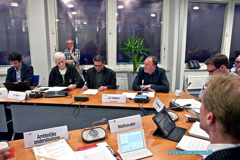 160412695.jpg - DORDRECHT - Op dinsdagavond 12 april 2016 heeft Xuan Trans eigenaar van de loempiakraam aan de Visbrug in Dordrecht meer dan 14000 handtekeningen aan burgemeester Brok om zijn loempiakraam te behouden.Om 20.00 uur werden handtekeningen aangeboden aan burgemeester Brok om Xuan Trans loempiakraam te behouden op de Visbrug. Om 20.15 vergaderde een commissie over de herinrichting daarvan en zal Tran bij de vergadering ook inspreken.De Visbrug behoort tot de locaties met veel potentie en mogelijkheden, die onvoldoende benut zijn. Dat is vastgesteld middels de analyses van de binnenstad. Naar aanleiding van deze conclusies en als vervolg op de eerdere besluitvorming is vanuit het Programma Levendige Binnenstad aan het bureau MTD Landschaps¬architecten opdracht gegeven om een verkennend schetsontwerp te maken voor de Visbrug. In dit raadsvoorstel wordt gevraagd om in te stemmen met de voorgestelde planontwikkeling en het krediet beschikbaar te stellen voor de verdere ontwikkeling en uitvoering van de plannen.De kraam staat al meer dan 30 jaar op de Visbrug volgens veel Dortenaren hoort de kraam op de Visbrug bij Dordrecht.Deze digitale foto blijft eigendom van FOTOPERSBURO BUSINK. Wij hanteren de voorwaarden van het N.V.F. en N.V.J. Gebruik van deze foto impliceert dat u bekend bent  en akkoord gaat met deze voorwaarden bij publicatie.EB/ETIENNE BUSINK