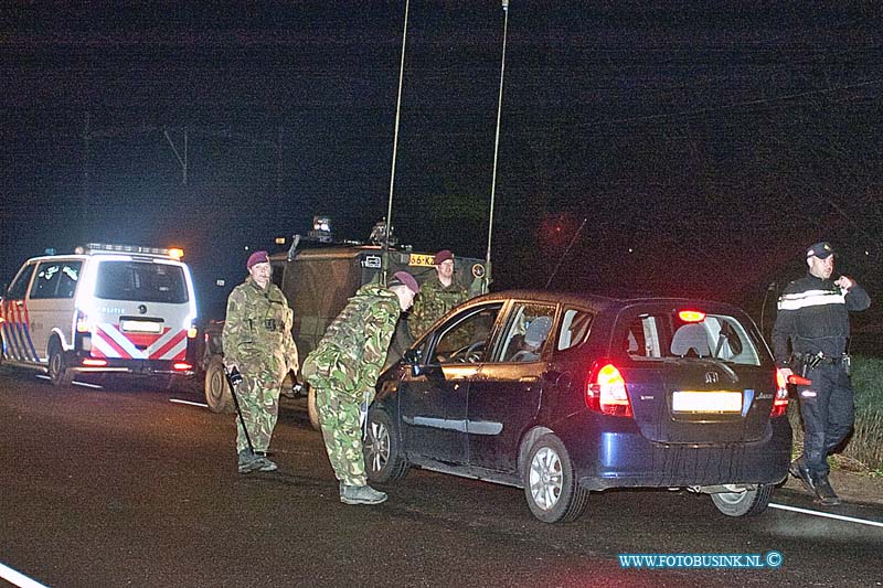 160412742.jpg - DORDRECHT - De polite heeft op dinsdag 12 april 2016 in samenwerking mer de de Luchtmobiele Brigade van de Koninklijke Landmacht een voertuig controle gehouden in Dordrecht.De controle werd gehouden op de smidsweg bij de oprit van de N3.Alle voertuigen die paseerde werden door de politie aangehouden en er werd hun gevraagd of ze mee wilde werken met de oefening.Veel mensen zagen dit als een avontuur en lieten hun voertuig controleren door de heren van de landmacht.De controle werd van 2200 uur tot 0000 uur gehouden.Deze digitale foto blijft eigendom van FOTOPERSBURO BUSINK. Wij hanteren de voorwaarden van het N.V.F. en N.V.J. Gebruik van deze foto impliceert dat u bekend bent  en akkoord gaat met deze voorwaarden bij publicatie.EB/ETIENNE BUSINK