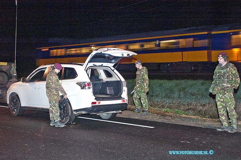 160412746.jpg - DORDRECHT - De polite heeft op dinsdag 12 april 2016 in samenwerking mer de de Luchtmobiele Brigade van de Koninklijke Landmacht een voertuig controle gehouden in Dordrecht.De controle werd gehouden op de smidsweg bij de oprit van de N3.Alle voertuigen die paseerde werden door de politie aangehouden en er werd hun gevraagd of ze mee wilde werken met de oefening.Veel mensen zagen dit als een avontuur en lieten hun voertuig controleren door de heren van de landmacht.De controle werd van 2200 uur tot 0000 uur gehouden.Deze digitale foto blijft eigendom van FOTOPERSBURO BUSINK. Wij hanteren de voorwaarden van het N.V.F. en N.V.J. Gebruik van deze foto impliceert dat u bekend bent  en akkoord gaat met deze voorwaarden bij publicatie.EB/ETIENNE BUSINK