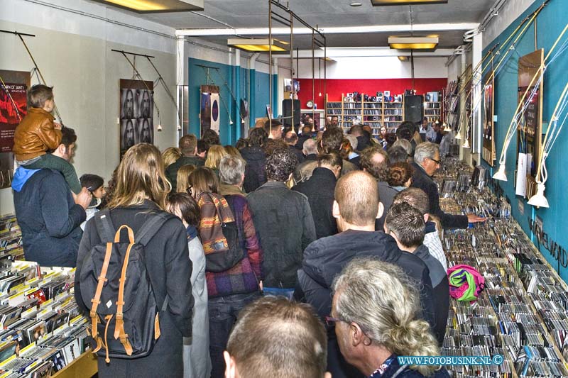 16041606.jpg - DORDRECHT 16 April 2016 De zevende Nederlandse editie van Record Store Day, dé feestdag voor en door de onafhankelijke platenzaken over de gehele wereld, plaatsvinden. Opnieuw zal platen- en cd-winkel Velvet Music Dordrecht er alles aan doen om een feestje te bouwen in de winkel aan de Vriesestraat. Foto: Eefje de VisserDeze digitale foto blijft eigendom van FOTOPERSBURO BUSINK. Wij hanteren de voorwaarden van het N.V.F. en N.V.J. Gebruik van deze foto impliceert dat u bekend bent  en akkoord gaat met deze voorwaarden bij publicatie.EB/ETIENNE BUSINK