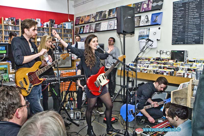 16041607.jpg - DORDRECHT 16 April 2016 De zevende Nederlandse editie van Record Store Day, dé feestdag voor en door de onafhankelijke platenzaken over de gehele wereld, plaatsvinden. Opnieuw zal platen- en cd-winkel Velvet Music Dordrecht er alles aan doen om een feestje te bouwen in de winkel aan de Vriesestraat. Foto: Eefje de VisserDeze digitale foto blijft eigendom van FOTOPERSBURO BUSINK. Wij hanteren de voorwaarden van het N.V.F. en N.V.J. Gebruik van deze foto impliceert dat u bekend bent  en akkoord gaat met deze voorwaarden bij publicatie.EB/ETIENNE BUSINK