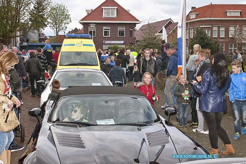 160416502.jpg - SLIEDRECHT - Op zaterdag 16 april 2016 in Sliedrecht werd er vandaag opnieuw het Kids and Cars evenement gehouden.De organisatie had een mooi doel uitgekozen "Stichting Vrienden van het Sophia".kinderen horen niet ziek te zijn, maar helaas is de werkelijkheid anders. Daarom doet de Stichting Vrienden van het Sophia er alles aan om het verblijf van patiëntjes en hun gezin in het ziekenhuis zo aangenaam mogelijk te maken,Tevens draagt de stichting bij aan projecten om vernieuwingen mogelijk te maken, waardoor het Sophia als kinderziekenhuis binnen Europa voorop blijft lopen.In Sliedrecht waren mooie stoere auto te bewonderen.Deze digitale foto blijft eigendom van FOTOPERSBURO BUSINK. Wij hanteren de voorwaarden van het N.V.F. en N.V.J. Gebruik van deze foto impliceert dat u bekend bent  en akkoord gaat met deze voorwaarden bij publicatie.EB/ETIENNE BUSINK