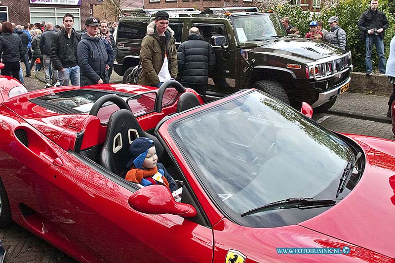 160416512.jpg - SLIEDRECHT - Op zaterdag 16 april 2016 in Sliedrecht werd er vandaag opnieuw het Kids and Cars evenement gehouden.De organisatie had een mooi doel uitgekozen "Stichting Vrienden van het Sophia".kinderen horen niet ziek te zijn, maar helaas is de werkelijkheid anders. Daarom doet de Stichting Vrienden van het Sophia er alles aan om het verblijf van patiëntjes en hun gezin in het ziekenhuis zo aangenaam mogelijk te maken,Tevens draagt de stichting bij aan projecten om vernieuwingen mogelijk te maken, waardoor het Sophia als kinderziekenhuis binnen Europa voorop blijft lopen.In Sliedrecht waren mooie stoere auto te bewonderen.Deze digitale foto blijft eigendom van FOTOPERSBURO BUSINK. Wij hanteren de voorwaarden van het N.V.F. en N.V.J. Gebruik van deze foto impliceert dat u bekend bent  en akkoord gaat met deze voorwaarden bij publicatie.EB/ETIENNE BUSINK