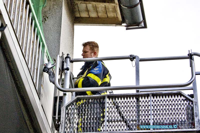 16041701.jpg - DORDRECHT 17 April 2016 Een vogel (duif) was vast komen te zitten in een net dat voor en balkon van een flat was gehangen aan de Nassauweg / Prinses Julianaweg. De brandweer kwam met een hoogwerker ter plaatse om de duif te redden en de dieren ambulance controleerde de duif op verwondingen. Nat het stuk net uit de poten van de duif was verwijderd mocht hij veer verder vliegen.Deze digitale foto blijft eigendom van FOTOPERSBURO BUSINK. Wij hanteren de voorwaarden van het N.V.F. en N.V.J. Gebruik van deze foto impliceert dat u bekend bent  en akkoord gaat met deze voorwaarden bij publicatie.EB/ETIENNE BUSINK