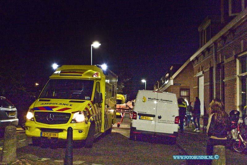 16041704.jpg - DORDRECHT 17 April 2016 Bij een ongeval in woning aan de Tulpstraat in de wijk nieuw krispijn is een vrouw zwaar gewond geraakt aan haar hoofd. 2 ambulances en een Trauma Helikopter werden gewaarschuwd, de helikopter bleek niet nodig en keer terug. De vrouw werd afgevoerd naar het ziekenhuis.Deze digitale foto blijft eigendom van FOTOPERSBURO BUSINK. Wij hanteren de voorwaarden van het N.V.F. en N.V.J. Gebruik van deze foto impliceert dat u bekend bent  en akkoord gaat met deze voorwaarden bij publicatie.EB/ETIENNE BUSINK