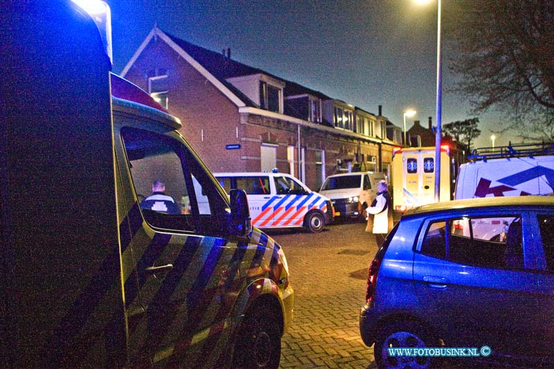 16041705.jpg - DORDRECHT 17 April 2016 Bij een ongeval in woning aan de Tulpstraat in de wijk nieuw krispijn is een vrouw zwaar gewond geraakt aan haar hoofd. 2 ambulances en een Trauma Helikopter werden gewaarschuwd, de helikopter bleek niet nodig en keer terug. De vrouw werd afgevoerd naar het ziekenhuis.Deze digitale foto blijft eigendom van FOTOPERSBURO BUSINK. Wij hanteren de voorwaarden van het N.V.F. en N.V.J. Gebruik van deze foto impliceert dat u bekend bent  en akkoord gaat met deze voorwaarden bij publicatie.EB/ETIENNE BUSINK