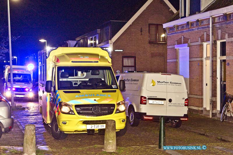 16041706.jpg - DORDRECHT 17 April 2016 Bij een ongeval in woning aan de Tulpstraat in de wijk nieuw krispijn is een vrouw zwaar gewond geraakt aan haar hoofd. 2 ambulances en een Trauma Helikopter werden gewaarschuwd, de helikopter bleek niet nodig en keer terug. De vrouw werd afgevoerd naar het ziekenhuis.Deze digitale foto blijft eigendom van FOTOPERSBURO BUSINK. Wij hanteren de voorwaarden van het N.V.F. en N.V.J. Gebruik van deze foto impliceert dat u bekend bent  en akkoord gaat met deze voorwaarden bij publicatie.EB/ETIENNE BUSINK