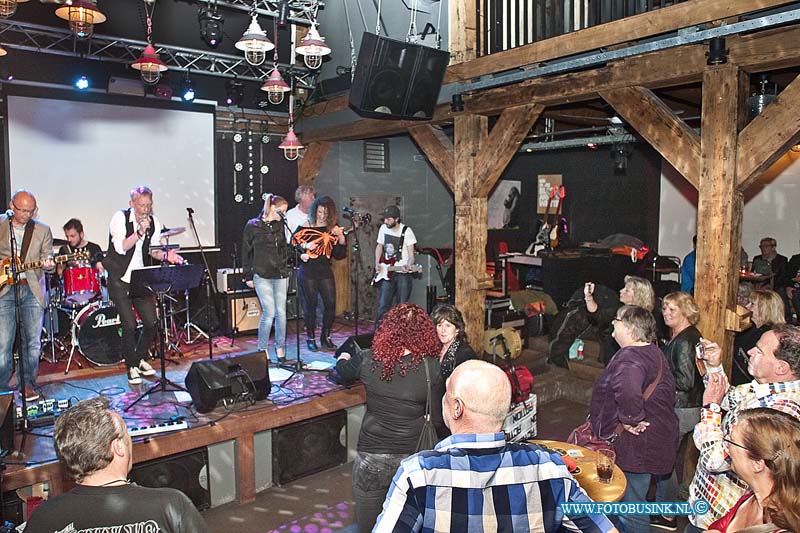 160417531.jpg - Op zondagmiddag 17 april 2016 was er in het Dolhuis in Dordrecht een benefit Concert voor de Stichting Ambulance Wens. Ze proberen zo veel mogelijk geld op te halen voor dit hele mooie doel. De volgende groepen traden geheel belangeloos voor dit doel op : OMD - Crawling Todlers - Barefeet en Leo Schellinger Hij word begeleid door een gelegenheids sessie band.Het benefit Concert werd druk bezocht en er is ook aardig wat geld voor Stichting Ambulance Wens opgehaald.:Deze digitale foto blijft eigendom van FOTOPERSBURO BUSINK. Wij hanteren de voorwaarden van het N.V.F. en N.V.J. Gebruik van deze foto impliceert dat u bekend bent  en akkoord gaat met deze voorwaarden bij publicatie.EB/ETIENNE BUSINK