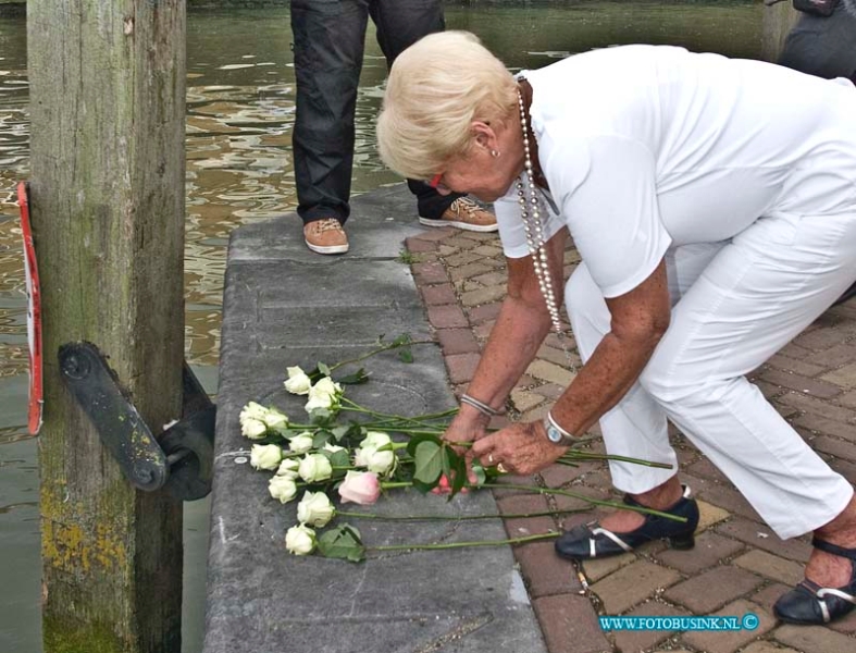 14080101.jpg - FOTOOPDRACHT:Dordrecht:01-08-2014:Stille tocht Dordrecht. Zou mooi zijn om zoveel mogelijk witte kleding te dragen.Er zijn namens sponsoren 1000 witte helium ballonen beschikbaar gesteld U mag zelf evt een witte roos of bloemen mee nemen, er is nl een plek gecreeerd om ze aan het einde vd tocht neer te leggen. De route die we lopen is als volgt  We starten op het achterom,richting te sarisgang,rechtsaf richting visstraat,aan het einde linksaf richting grote kerk (groenmarkt), langs de grote kerk rechtsaf na de Engelenburg,die steken we over en dan rechtsaf de nieuwe haven op, aan het einde bij cafe 't Vlak linksaf en daarna rechtsaf de Wolwevershaven op, aan het einde kunnen mensen bloemen neer leggen om vervolgens via het bruggetje rechtsaf een kring te vormen om de haven. Als iedereen op de plek is aangekomen dan wordt er een minuut Stilte gehouden om de slachtoffers van de MH17 te herdenkken. Daarna worden de ballonnen los gelaten.Deze digitale foto blijft eigendom van FOTOPERSBURO BUSINK. Wij hanteren de voorwaarden van het N.V.F. en N.V.J. Gebruik van deze foto impliceert dat u bekend bent  en akkoord gaat met deze voorwaarden bij publicatie.EB/ETIENNE BUSINK