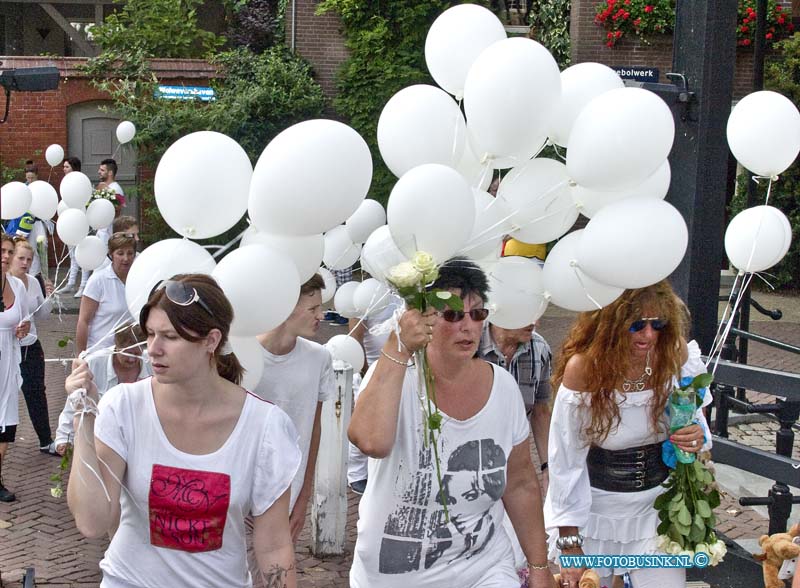 14080102.jpg - FOTOOPDRACHT:Dordrecht:01-08-2014:Stille tocht Dordrecht. Zou mooi zijn om zoveel mogelijk witte kleding te dragen.Er zijn namens sponsoren 1000 witte helium ballonen beschikbaar gesteld U mag zelf evt een witte roos of bloemen mee nemen, er is nl een plek gecreeerd om ze aan het einde vd tocht neer te leggen. De route die we lopen is als volgt  We starten op het achterom,richting te sarisgang,rechtsaf richting visstraat,aan het einde linksaf richting grote kerk (groenmarkt), langs de grote kerk rechtsaf na de Engelenburg,die steken we over en dan rechtsaf de nieuwe haven op, aan het einde bij cafe 't Vlak linksaf en daarna rechtsaf de Wolwevershaven op, aan het einde kunnen mensen bloemen neer leggen om vervolgens via het bruggetje rechtsaf een kring te vormen om de haven. Als iedereen op de plek is aangekomen dan wordt er een minuut Stilte gehouden om de slachtoffers van de MH17 te herdenkken. Daarna worden de ballonnen los gelaten.Deze digitale foto blijft eigendom van FOTOPERSBURO BUSINK. Wij hanteren de voorwaarden van het N.V.F. en N.V.J. Gebruik van deze foto impliceert dat u bekend bent  en akkoord gaat met deze voorwaarden bij publicatie.EB/ETIENNE BUSINK