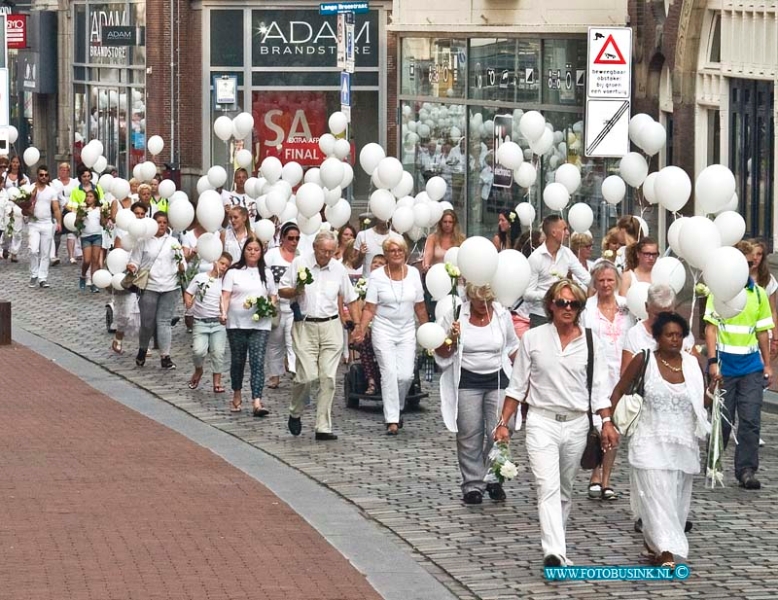 14080104.jpg - FOTOOPDRACHT:Dordrecht:01-08-2014:Stille tocht Dordrecht. Zou mooi zijn om zoveel mogelijk witte kleding te dragen.Er zijn namens sponsoren 1000 witte helium ballonen beschikbaar gesteld U mag zelf evt een witte roos of bloemen mee nemen, er is nl een plek gecreeerd om ze aan het einde vd tocht neer te leggen. De route die we lopen is als volgt  We starten op het achterom,richting te sarisgang,rechtsaf richting visstraat,aan het einde linksaf richting grote kerk (groenmarkt), langs de grote kerk rechtsaf na de Engelenburg,die steken we over en dan rechtsaf de nieuwe haven op, aan het einde bij cafe 't Vlak linksaf en daarna rechtsaf de Wolwevershaven op, aan het einde kunnen mensen bloemen neer leggen om vervolgens via het bruggetje rechtsaf een kring te vormen om de haven. Als iedereen op de plek is aangekomen dan wordt er een minuut Stilte gehouden om de slachtoffers van de MH17 te herdenkken. Daarna worden de ballonnen los gelaten.Deze digitale foto blijft eigendom van FOTOPERSBURO BUSINK. Wij hanteren de voorwaarden van het N.V.F. en N.V.J. Gebruik van deze foto impliceert dat u bekend bent  en akkoord gaat met deze voorwaarden bij publicatie.EB/ETIENNE BUSINK