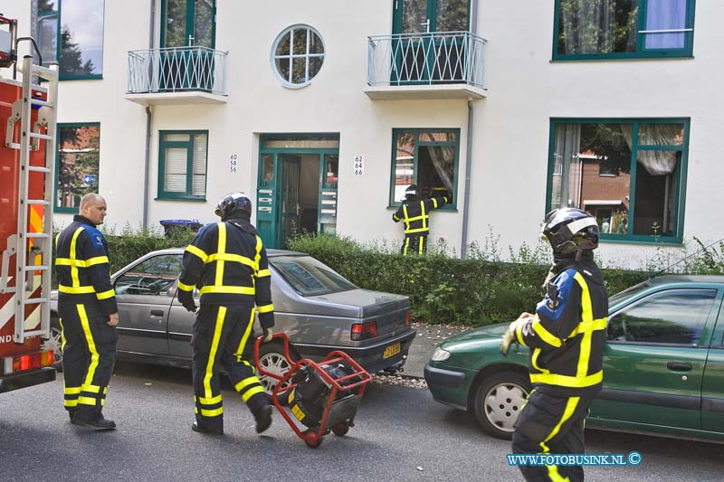 14080301.jpg - FOTOOPDRACHT:Dordrecht:03-08-2014:Aan de julianaweg is een brandje geweest in een beneden flatwoning, de brandweer was er snel bij, en bluste de brand die aan de achterzijde van de woning was snel, door de rook ontwikeling zette de rbandweer wind machines in om de rook uit de flat te blazen. Het betreft de woning naast het pand dat enkelen jaren geleden door de eigenaar werd opgeblazen tijdens een uitzetting. Al waar toen de gehele flat onzet werdt.Deze digitale foto blijft eigendom van FOTOPERSBURO BUSINK. Wij hanteren de voorwaarden van het N.V.F. en N.V.J. Gebruik van deze foto impliceert dat u bekend bent  en akkoord gaat met deze voorwaarden bij publicatie.EB/ETIENNE BUSINK