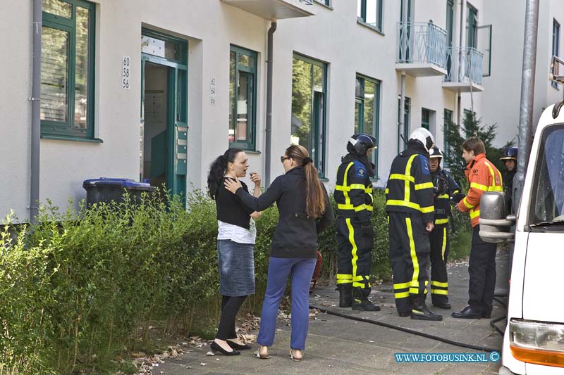 14080302.jpg - FOTOOPDRACHT:Dordrecht:03-08-2014:Aan de julianaweg is een brandje geweest in een beneden flatwoning, de brandweer was er snel bij, en bluste de brand die aan de achterzijde van de woning was snel, door de rook ontwikeling zette de rbandweer wind machines in om de rook uit de flat te blazen. Het betreft de woning naast het pand dat enkelen jaren geleden door de eigenaar werd opgeblazen tijdens een uitzetting. Al waar toen de gehele flat onzet werdt.Deze digitale foto blijft eigendom van FOTOPERSBURO BUSINK. Wij hanteren de voorwaarden van het N.V.F. en N.V.J. Gebruik van deze foto impliceert dat u bekend bent  en akkoord gaat met deze voorwaarden bij publicatie.EB/ETIENNE BUSINK