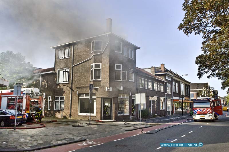 14080501.jpg - FOTOOPDRACHT:Dordrecht:05-08-2014: Bij een korte maar uitslaande brand in een keuken en balkon in de Cronjestraat/Toulonselaan raakte de bovenwoning zwaar beschadigd. De brandweer had het vuur snel onder controle, de Toulonselaan was enkelen uren afgesloten voor het verkeer. Er vielen gelukkig geen slachtoffers.   Deze digitale foto blijft eigendom van FOTOPERSBURO BUSINK. Wij hanteren de voorwaarden van het N.V.F. en N.V.J. Gebruik van deze foto impliceert dat u bekend bent  en akkoord gaat met deze voorwaarden bij publicatie.EB/ETIENNE BUSINK