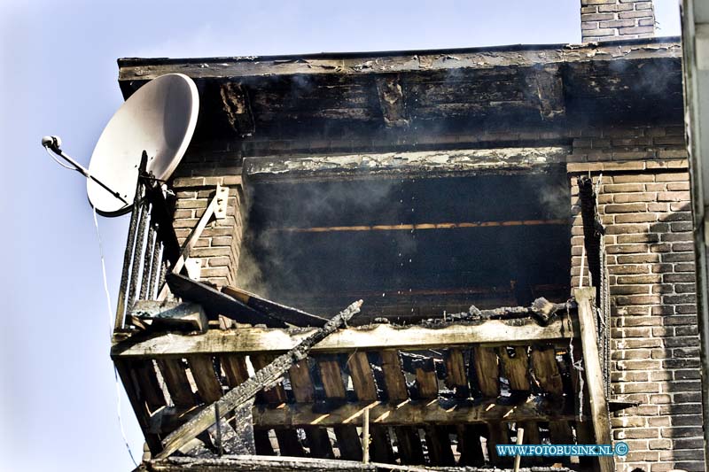 14080502.jpg - FOTOOPDRACHT:Dordrecht:05-08-2014: Bij een korte maar uitslaande brand in een keuken en balkon in de Cronjestraat/Toulonselaan raakte de bovenwoning zwaar beschadigd. De brandweer had het vuur snel onder controle, de Toulonselaan was enkelen uren afgesloten voor het verkeer. Er vielen gelukkig geen slachtoffers.   Deze digitale foto blijft eigendom van FOTOPERSBURO BUSINK. Wij hanteren de voorwaarden van het N.V.F. en N.V.J. Gebruik van deze foto impliceert dat u bekend bent  en akkoord gaat met deze voorwaarden bij publicatie.EB/ETIENNE BUSINK