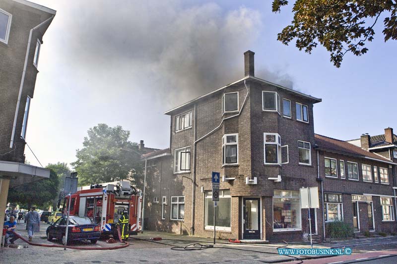 14080503.jpg - FOTOOPDRACHT:Dordrecht:05-08-2014: Bij een korte maar uitslaande brand in een keuken en balkon in de Cronjestraat/Toulonselaan raakte de bovenwoning zwaar beschadigd. De brandweer had het vuur snel onder controle, de Toulonselaan was enkelen uren afgesloten voor het verkeer. Er vielen gelukkig geen slachtoffers.   Deze digitale foto blijft eigendom van FOTOPERSBURO BUSINK. Wij hanteren de voorwaarden van het N.V.F. en N.V.J. Gebruik van deze foto impliceert dat u bekend bent  en akkoord gaat met deze voorwaarden bij publicatie.EB/ETIENNE BUSINK