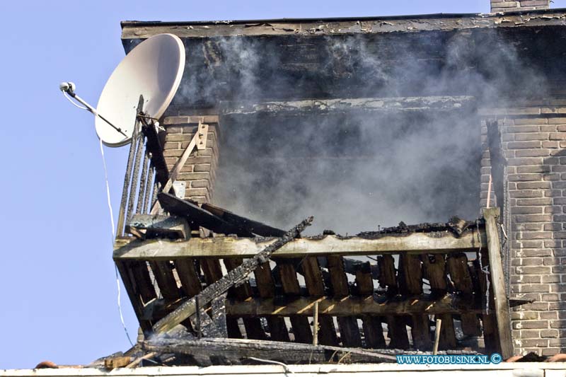 14080504.jpg - FOTOOPDRACHT:Dordrecht:05-08-2014: Bij een korte maar uitslaande brand in een keuken en balkon in de Cronjestraat/Toulonselaan raakte de bovenwoning zwaar beschadigd. De brandweer had het vuur snel onder controle, de Toulonselaan was enkelen uren afgesloten voor het verkeer. Er vielen gelukkig geen slachtoffers.   Deze digitale foto blijft eigendom van FOTOPERSBURO BUSINK. Wij hanteren de voorwaarden van het N.V.F. en N.V.J. Gebruik van deze foto impliceert dat u bekend bent  en akkoord gaat met deze voorwaarden bij publicatie.EB/ETIENNE BUSINK