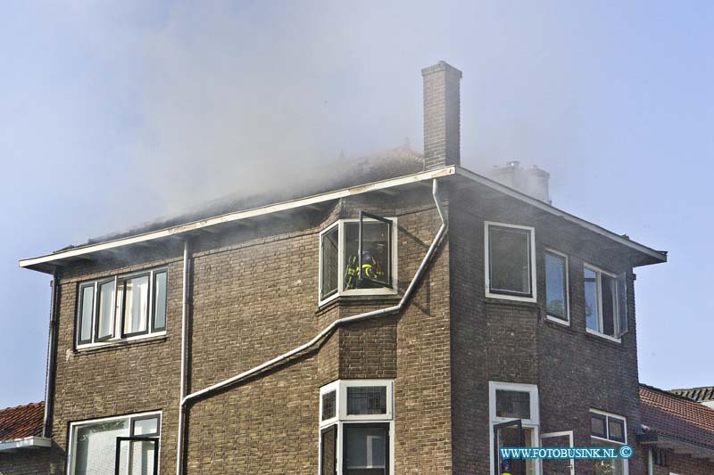 14080505.jpg - FOTOOPDRACHT:Dordrecht:05-08-2014: Bij een korte maar uitslaande brand in een keuken en balkon in de Cronjestraat/Toulonselaan raakte de bovenwoning zwaar beschadigd. De brandweer had het vuur snel onder controle, de Toulonselaan was enkelen uren afgesloten voor het verkeer. Er vielen gelukkig geen slachtoffers.   Deze digitale foto blijft eigendom van FOTOPERSBURO BUSINK. Wij hanteren de voorwaarden van het N.V.F. en N.V.J. Gebruik van deze foto impliceert dat u bekend bent  en akkoord gaat met deze voorwaarden bij publicatie.EB/ETIENNE BUSINK