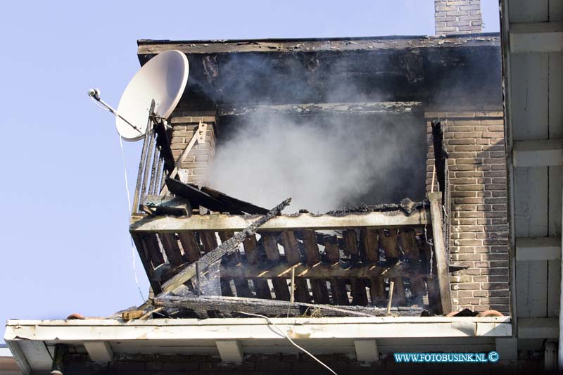 14080506.jpg - FOTOOPDRACHT:Dordrecht:05-08-2014: Bij een korte maar uitslaande brand in een keuken en balkon in de Cronjestraat/Toulonselaan raakte de bovenwoning zwaar beschadigd. De brandweer had het vuur snel onder controle, de Toulonselaan was enkelen uren afgesloten voor het verkeer. Er vielen gelukkig geen slachtoffers.   Deze digitale foto blijft eigendom van FOTOPERSBURO BUSINK. Wij hanteren de voorwaarden van het N.V.F. en N.V.J. Gebruik van deze foto impliceert dat u bekend bent  en akkoord gaat met deze voorwaarden bij publicatie.EB/ETIENNE BUSINK