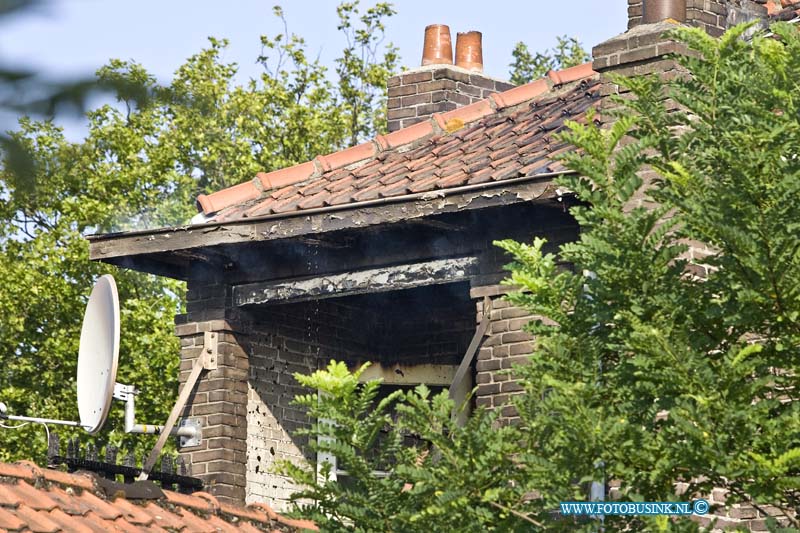 14080507.jpg - FOTOOPDRACHT:Dordrecht:05-08-2014: Bij een korte maar uitslaande brand in een keuken en balkon in de Cronjestraat/Toulonselaan raakte de bovenwoning zwaar beschadigd. De brandweer had het vuur snel onder controle, de Toulonselaan was enkelen uren afgesloten voor het verkeer. Er vielen gelukkig geen slachtoffers.   Deze digitale foto blijft eigendom van FOTOPERSBURO BUSINK. Wij hanteren de voorwaarden van het N.V.F. en N.V.J. Gebruik van deze foto impliceert dat u bekend bent  en akkoord gaat met deze voorwaarden bij publicatie.EB/ETIENNE BUSINK