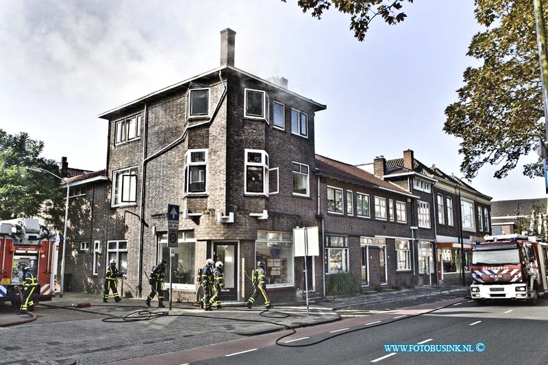 14080508.jpg - FOTOOPDRACHT:Dordrecht:05-08-2014: Bij een korte maar uitslaande brand in een keuken en balkon in de Cronjestraat/Toulonselaan raakte de bovenwoning zwaar beschadigd. De brandweer had het vuur snel onder controle, de Toulonselaan was enkelen uren afgesloten voor het verkeer. Er vielen gelukkig geen slachtoffers.   Deze digitale foto blijft eigendom van FOTOPERSBURO BUSINK. Wij hanteren de voorwaarden van het N.V.F. en N.V.J. Gebruik van deze foto impliceert dat u bekend bent  en akkoord gaat met deze voorwaarden bij publicatie.EB/ETIENNE BUSINK