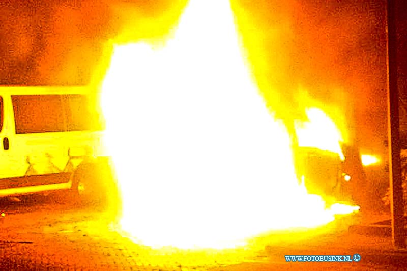14080802.jpg - FOTOOPDRACHT:Dordrecht:08-08-2014:Bij een auto brand op de jagerweg in Dordrecht, raakte de brandende auto totaalos maar ook auto's die er om heen stonden raakt beschadigd.Deze digitale foto blijft eigendom van FOTOPERSBURO BUSINK. Wij hanteren de voorwaarden van het N.V.F. en N.V.J. Gebruik van deze foto impliceert dat u bekend bent  en akkoord gaat met deze voorwaarden bij publicatie.EB/ETIENNE BUSINK