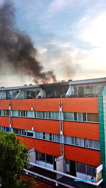 14082401.jpg - FOTOOPDRACHT:Zwijndrecht:24-08-2014:Bij een flat woning brand in de Cort van der Lindenstraat in Zwijndrecht, werd door de brandweer middel arlarm gemaakt, het betrof hier een woning op de bovenste etage van de flat die geheel uitbrande.Deze digitale foto blijft eigendom van FOTOPERSBURO BUSINK. Wij hanteren de voorwaarden van het N.V.F. en N.V.J. Gebruik van deze foto impliceert dat u bekend bent  en akkoord gaat met deze voorwaarden bij publicatie.EB/ETIENNE BUSINK