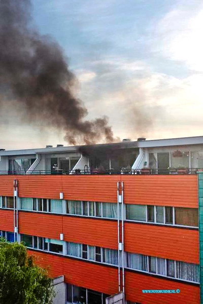 14082402.jpg - FOTOOPDRACHT:Zwijndrecht:24-08-2014:Bij een flat woning brand in de Cort van der Lindenstraat in Zwijndrecht, werd door de brandweer middel arlarm gemaakt, het betrof hier een woning op de bovenste etage van de flat die geheel uitbrande.Deze digitale foto blijft eigendom van FOTOPERSBURO BUSINK. Wij hanteren de voorwaarden van het N.V.F. en N.V.J. Gebruik van deze foto impliceert dat u bekend bent  en akkoord gaat met deze voorwaarden bij publicatie.EB/ETIENNE BUSINK