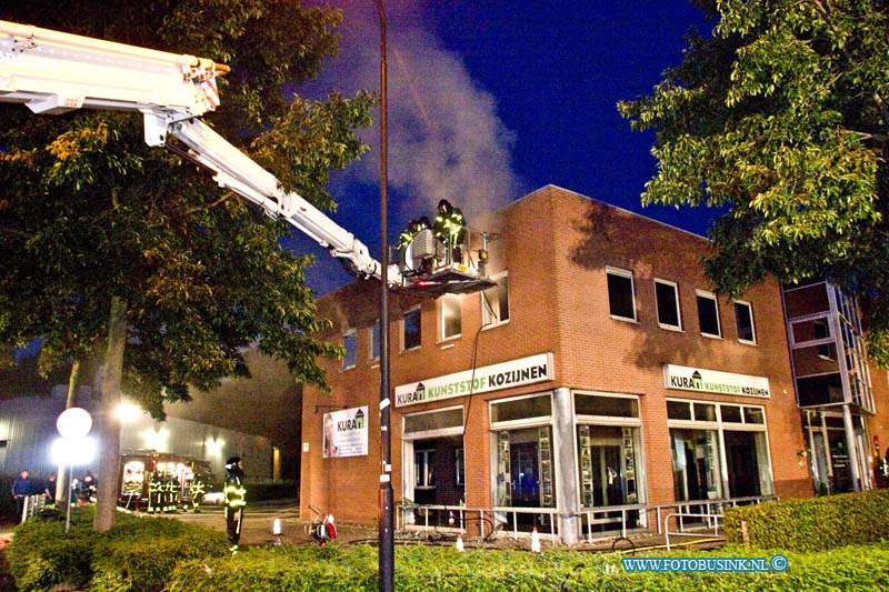 14082404.jpg - FOTOOPDRACHT:Alblasserdam:24-08-2014:Bij een bedrijfpand is een brand brand uitgebroken aan de Kelvinring. De brand werd rond half acht gemeld en al snel opgeschaald naar een grote brand. Zowel de brandweer uit Alblasserdam als die uit Regio werden opgeroepen.Deze digitale foto blijft eigendom van FOTOPERSBURO BUSINK. Wij hanteren de voorwaarden van het N.V.F. en N.V.J. Gebruik van deze foto impliceert dat u bekend bent  en akkoord gaat met deze voorwaarden bij publicatie.EB/ETIENNE BUSINK