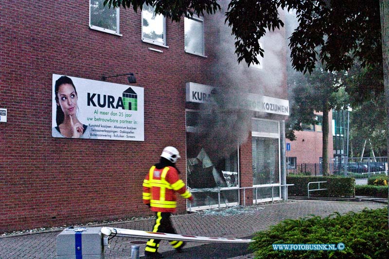 14082405.jpg - FOTOOPDRACHT:Alblasserdam:24-08-2014:Bij een bedrijfpand is een brand brand uitgebroken aan de Kelvinring. De brand werd rond half acht gemeld en al snel opgeschaald naar een grote brand. Zowel de brandweer uit Alblasserdam als die uit Regio werden opgeroepen.Deze digitale foto blijft eigendom van FOTOPERSBURO BUSINK. Wij hanteren de voorwaarden van het N.V.F. en N.V.J. Gebruik van deze foto impliceert dat u bekend bent  en akkoord gaat met deze voorwaarden bij publicatie.EB/ETIENNE BUSINK