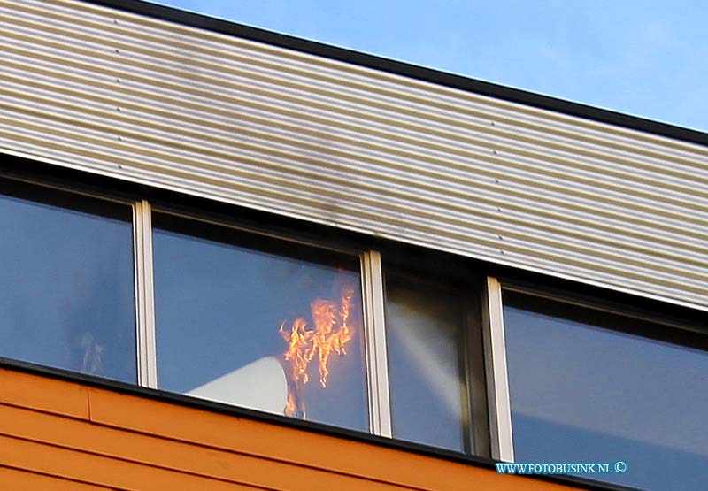 14082406.jpg - FOTOOPDRACHT:Zwijndrecht:24-08-2014:Bij een flat woning brand in de Cort van der Lindenstraat in Zwijndrecht, werd door de brandweer middel arlarm gemaakt, het betrof hier een woning op de bovenste etage van de flat die geheel uitbrande.Deze digitale foto blijft eigendom van FOTOPERSBURO BUSINK. Wij hanteren de voorwaarden van het N.V.F. en N.V.J. Gebruik van deze foto impliceert dat u bekend bent  en akkoord gaat met deze voorwaarden bij publicatie.EB/ETIENNE BUSINK