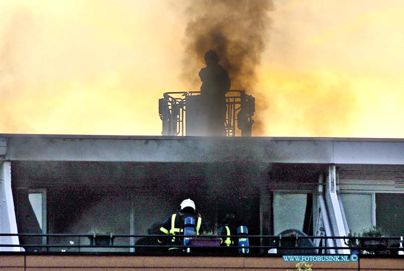 14082407.jpg - FOTOOPDRACHT:Zwijndrecht:24-08-2014:Bij een flat woning brand in de Cort van der Lindenstraat in Zwijndrecht, werd door de brandweer middel arlarm gemaakt, het betrof hier een woning op de bovenste etage van de flat die geheel uitbrande.Deze digitale foto blijft eigendom van FOTOPERSBURO BUSINK. Wij hanteren de voorwaarden van het N.V.F. en N.V.J. Gebruik van deze foto impliceert dat u bekend bent  en akkoord gaat met deze voorwaarden bij publicatie.EB/ETIENNE BUSINK