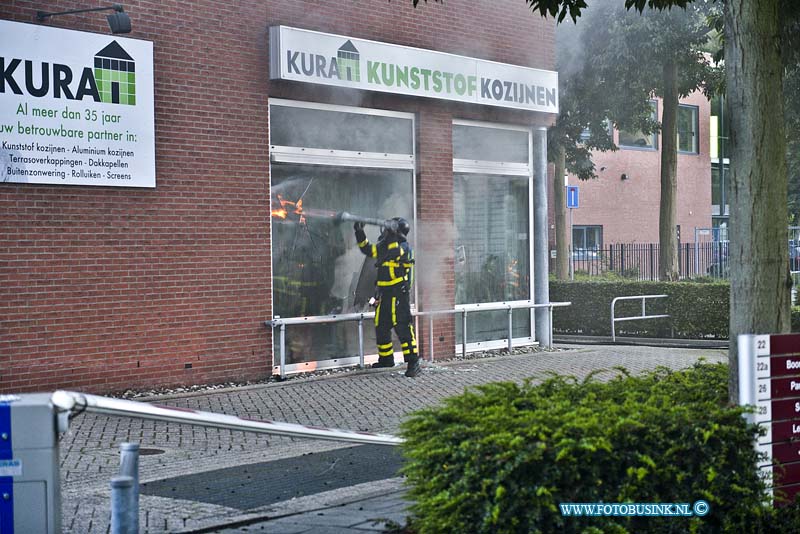 14082408.jpg - FOTOOPDRACHT:Alblasserdam:24-08-2014:Bij een bedrijfpand is een brand brand uitgebroken aan de Kelvinring. De brand werd rond half acht gemeld en al snel opgeschaald naar een grote brand. Zowel de brandweer uit Alblasserdam als die uit Regio werden opgeroepen.Deze digitale foto blijft eigendom van FOTOPERSBURO BUSINK. Wij hanteren de voorwaarden van het N.V.F. en N.V.J. Gebruik van deze foto impliceert dat u bekend bent  en akkoord gaat met deze voorwaarden bij publicatie.EB/ETIENNE BUSINK