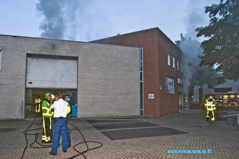 14082410.jpg - FOTOOPDRACHT:Alblasserdam:24-08-2014:Bij een bedrijfpand is een brand brand uitgebroken aan de Kelvinring. De brand werd rond half acht gemeld en al snel opgeschaald naar een grote brand. Zowel de brandweer uit Alblasserdam als die uit Regio werden opgeroepen.Deze digitale foto blijft eigendom van FOTOPERSBURO BUSINK. Wij hanteren de voorwaarden van het N.V.F. en N.V.J. Gebruik van deze foto impliceert dat u bekend bent  en akkoord gaat met deze voorwaarden bij publicatie.EB/ETIENNE BUSINK