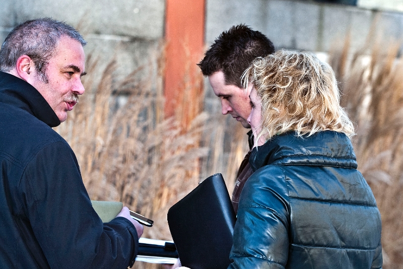 10123002.jpg - FOTOOPDRACHT:Dordrecht:30-12-2010:Foto: 1 van de verslagervers die het sms-je kreeg laat het zien aan de politie.Bij 2 verslaggevers van de Dordtenaar kwam aan het begin van de middag een sms'je binnen met de tekst dat er handgranaten op de parkeerplaats van Regiokantoor, Noordendijk 250 in Dordrecht. Waar onder de Milieudienst Zuid-Holland Zuid is gevestigd. Ook waren er bij stadtoezicht sms'je binnen gekomen met de zelfde melding. De Politie en Brandweer en GGD sloten de ruime omgeving af van het gebouw en het gebouw werd direct ook ontruimt. Een commando van de explosie dienst de politie is nu de parkeerplaatsen aan het onderzoeken.Deze digitale foto blijft eigendom van FOTOPERSBURO BUSINK. Wij hanteren de voorwaarden van het N.V.F. en N.V.J. Gebruik van deze foto impliceert dat u bekend bent  en akkoord gaat met deze voorwaarden bij publicatie.EB/ETIENNE BUSINK