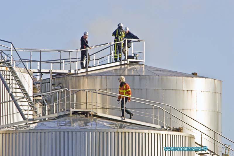 14120903.jpg - FOTOOPDRACHT:Dordrecht:09-12-2014: Op het bedrijfsterrein van Gebr. Van der Lee aan de Donker Duyvisweg in Dordrecht is een ontploffing geweest in een Tankopslag. Dit meldt de Veiligheidsregio ZHZ. Bij de ontploffing is niemand gewond geraakt. De brandweer is aanwezig voor een nacontrole. Volgens de Veiligheidsregio zijn er geen gevaarlijke stoffen vrijgekomen. In de omgeving hangt wel een vreemde lucht, maar die is volgens de brandweer niet schadelijk. Deze digitale foto blijft eigendom van FOTOPERSBURO BUSINK. Wij hanteren de voorwaarden van het N.V.F. en N.V.J. Gebruik van deze foto impliceert dat u bekend bent  en akkoord gaat met deze voorwaarden bij publicatie.EB/ETIENNE BUSINK