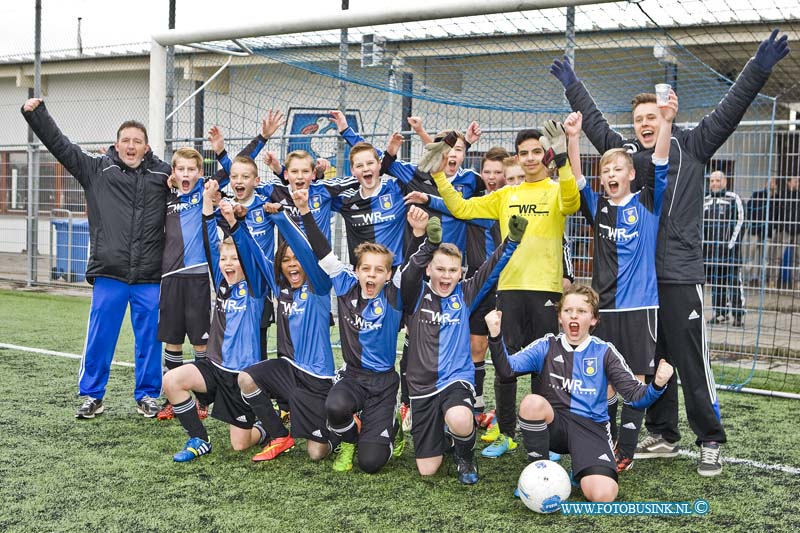 14121301.jpg - FOTOOPDRACHT:Zwijndrecht:13-12-2014:Pelikaan D2 is Kampioen geworden- De Alblas D2  uitslag 4-1 Deze digitale foto blijft eigendom van FOTOPERSBURO BUSINK. Wij hanteren de voorwaarden van het N.V.F. en N.V.J. Gebruik van deze foto impliceert dat u bekend bent  en akkoord gaat met deze voorwaarden bij publicatie.EB/ETIENNE BUSINK