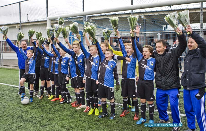 14121302.jpg - FOTOOPDRACHT:Zwijndrecht:13-12-2014:Pelikaan D2 is Kampioen geworden- De Alblas D2  uitslag 4-1 Deze digitale foto blijft eigendom van FOTOPERSBURO BUSINK. Wij hanteren de voorwaarden van het N.V.F. en N.V.J. Gebruik van deze foto impliceert dat u bekend bent  en akkoord gaat met deze voorwaarden bij publicatie.EB/ETIENNE BUSINK