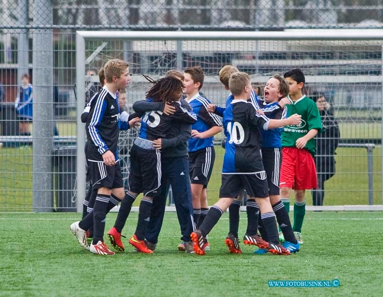 14121303.jpg - FOTOOPDRACHT:Zwijndrecht:13-12-2014:Pelikaan D2 is Kampioen geworden- De Alblas D2  uitslag 4-1 Deze digitale foto blijft eigendom van FOTOPERSBURO BUSINK. Wij hanteren de voorwaarden van het N.V.F. en N.V.J. Gebruik van deze foto impliceert dat u bekend bent  en akkoord gaat met deze voorwaarden bij publicatie.EB/ETIENNE BUSINK