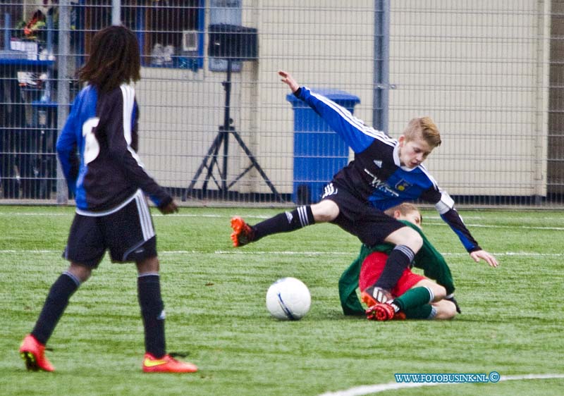 14121304.jpg - FOTOOPDRACHT:Zwijndrecht:13-12-2014:Pelikaan D2 is Kampioen geworden- De Alblas D2  uitslag 4-1 Deze digitale foto blijft eigendom van FOTOPERSBURO BUSINK. Wij hanteren de voorwaarden van het N.V.F. en N.V.J. Gebruik van deze foto impliceert dat u bekend bent  en akkoord gaat met deze voorwaarden bij publicatie.EB/ETIENNE BUSINK