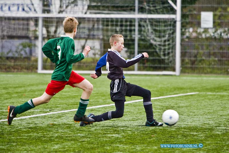 14121305.jpg - FOTOOPDRACHT:Zwijndrecht:13-12-2014:Pelikaan D2 is Kampioen geworden- De Alblas D2  uitslag 4-1 Deze digitale foto blijft eigendom van FOTOPERSBURO BUSINK. Wij hanteren de voorwaarden van het N.V.F. en N.V.J. Gebruik van deze foto impliceert dat u bekend bent  en akkoord gaat met deze voorwaarden bij publicatie.EB/ETIENNE BUSINK