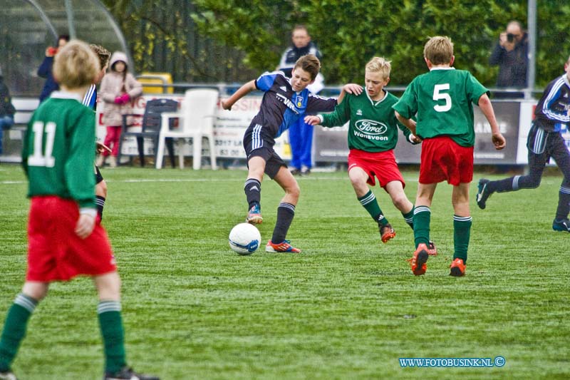 14121306.jpg - FOTOOPDRACHT:Zwijndrecht:13-12-2014:Pelikaan D2 is Kampioen geworden- De Alblas D2  uitslag 4-1 Deze digitale foto blijft eigendom van FOTOPERSBURO BUSINK. Wij hanteren de voorwaarden van het N.V.F. en N.V.J. Gebruik van deze foto impliceert dat u bekend bent  en akkoord gaat met deze voorwaarden bij publicatie.EB/ETIENNE BUSINK