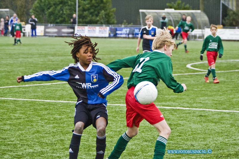 14121310.jpg - FOTOOPDRACHT:Zwijndrecht:13-12-2014:Pelikaan D2 is Kampioen geworden- De Alblas D2  uitslag 4-1 Deze digitale foto blijft eigendom van FOTOPERSBURO BUSINK. Wij hanteren de voorwaarden van het N.V.F. en N.V.J. Gebruik van deze foto impliceert dat u bekend bent  en akkoord gaat met deze voorwaarden bij publicatie.EB/ETIENNE BUSINK