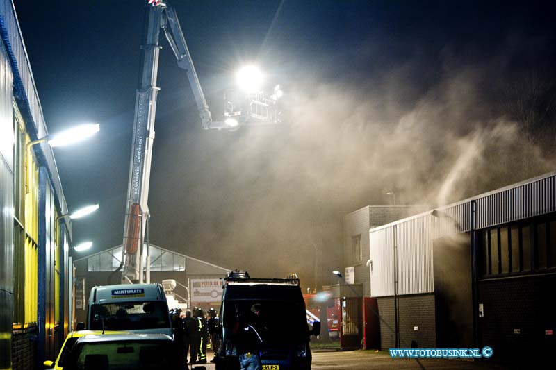 14122001.jpg - FOTOOPDRACHT:Oud-Beijerland:20-12-2014:In de Rembrandtstraat in Oud-Beijerland heeft een brand gewoed in een bedrijfspand. De brandweer schaalde binnen zeer korte tijd op naar een grote brand om voldoende personeel en materieel ter plaatse te krijgen. Er zatten in het bedrijfspand een bedrijf wat trappen maakt en diverse ander bedrijven. Er was een hevige ookontwikkeling die vrij kwam bij de brand. De Rembrandtstraat was afgesloten voor al het doorgaande verkeer. Het publiek wat er kwam kijken zorgde voor enige hinder naar de politie, waarop een van de jongeren een reprimande kreeg. Hoe de brand is ontstaan en hoe groot de schade is, is nog niet bekend. Er geen gewonden gevallen bij de brand.Deze digitale foto blijft eigendom van FOTOPERSBURO BUSINK. Wij hanteren de voorwaarden van het N.V.F. en N.V.J. Gebruik van deze foto impliceert dat u bekend bent  en akkoord gaat met deze voorwaarden bij publicatie.EB/ETIENNE BUSINK