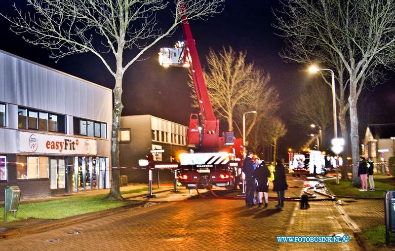 14122002.jpg - FOTOOPDRACHT:Oud-Beijerland:20-12-2014:In de Rembrandtstraat in Oud-Beijerland heeft een brand gewoed in een bedrijfspand. De brandweer schaalde binnen zeer korte tijd op naar een grote brand om voldoende personeel en materieel ter plaatse te krijgen. Er zatten in het bedrijfspand een bedrijf wat trappen maakt en diverse ander bedrijven. Er was een hevige ookontwikkeling die vrij kwam bij de brand. De Rembrandtstraat was afgesloten voor al het doorgaande verkeer. Het publiek wat er kwam kijken zorgde voor enige hinder naar de politie, waarop een van de jongeren een reprimande kreeg. Hoe de brand is ontstaan en hoe groot de schade is, is nog niet bekend. Er geen gewonden gevallen bij de brand.Deze digitale foto blijft eigendom van FOTOPERSBURO BUSINK. Wij hanteren de voorwaarden van het N.V.F. en N.V.J. Gebruik van deze foto impliceert dat u bekend bent  en akkoord gaat met deze voorwaarden bij publicatie.EB/ETIENNE BUSINK